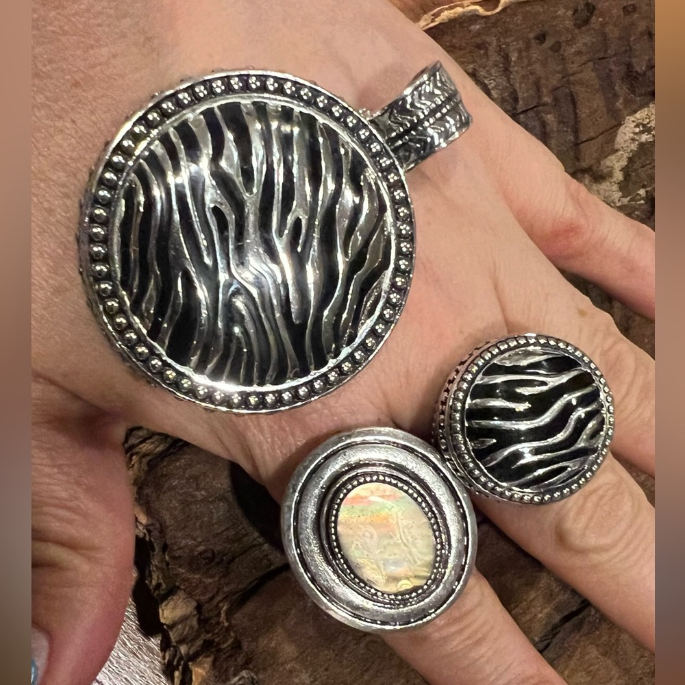Premier Designs Pendant w/2 Ring Silver Tone Black Enamel Animal Print Costume